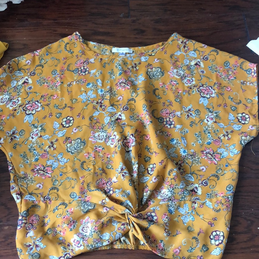 i’m someone that is mustard color flower crop top it’s a medium